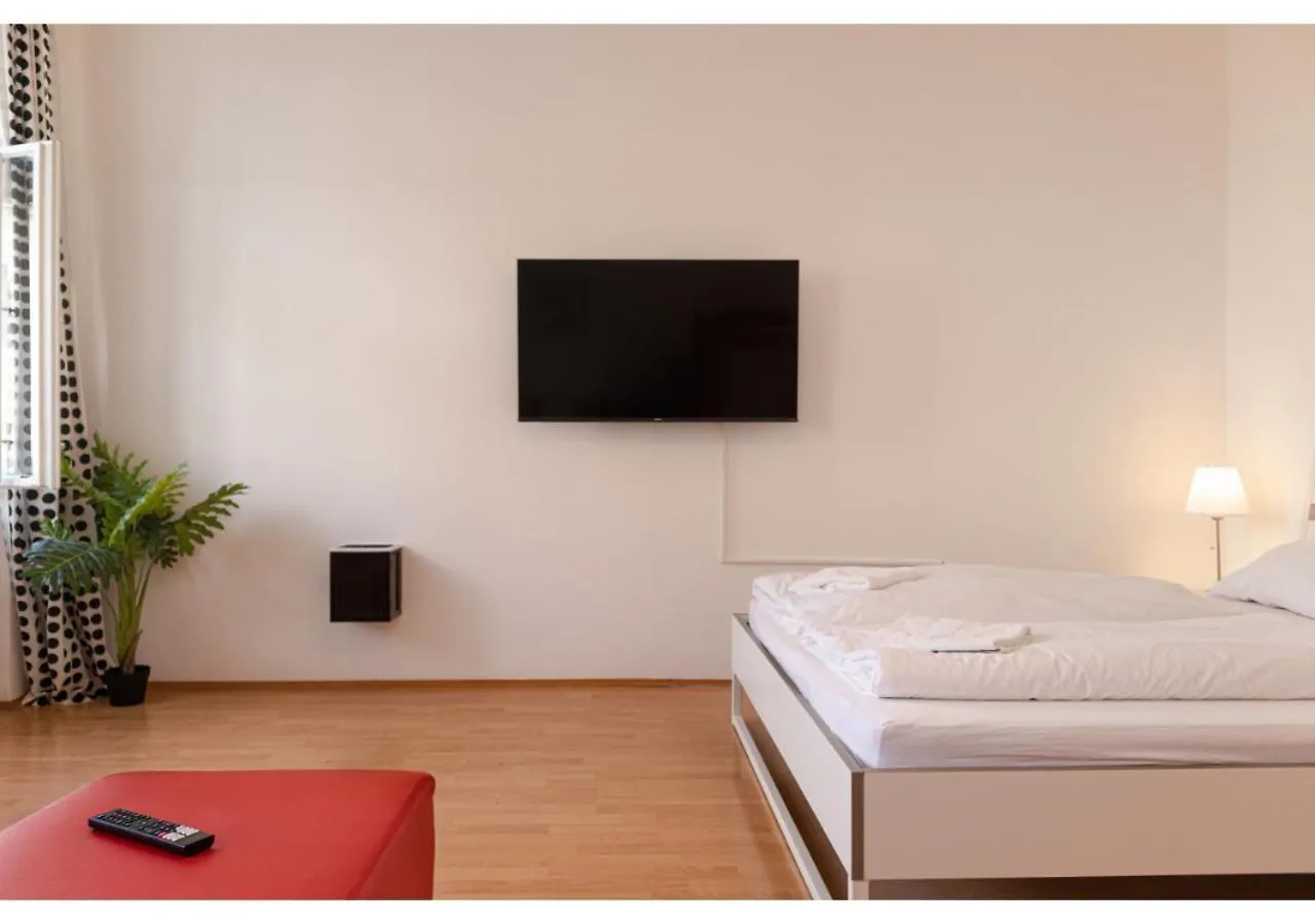 Viennese 3Br Apt. Near Wiener Stadthalle & Central 0*, Vienna Austria