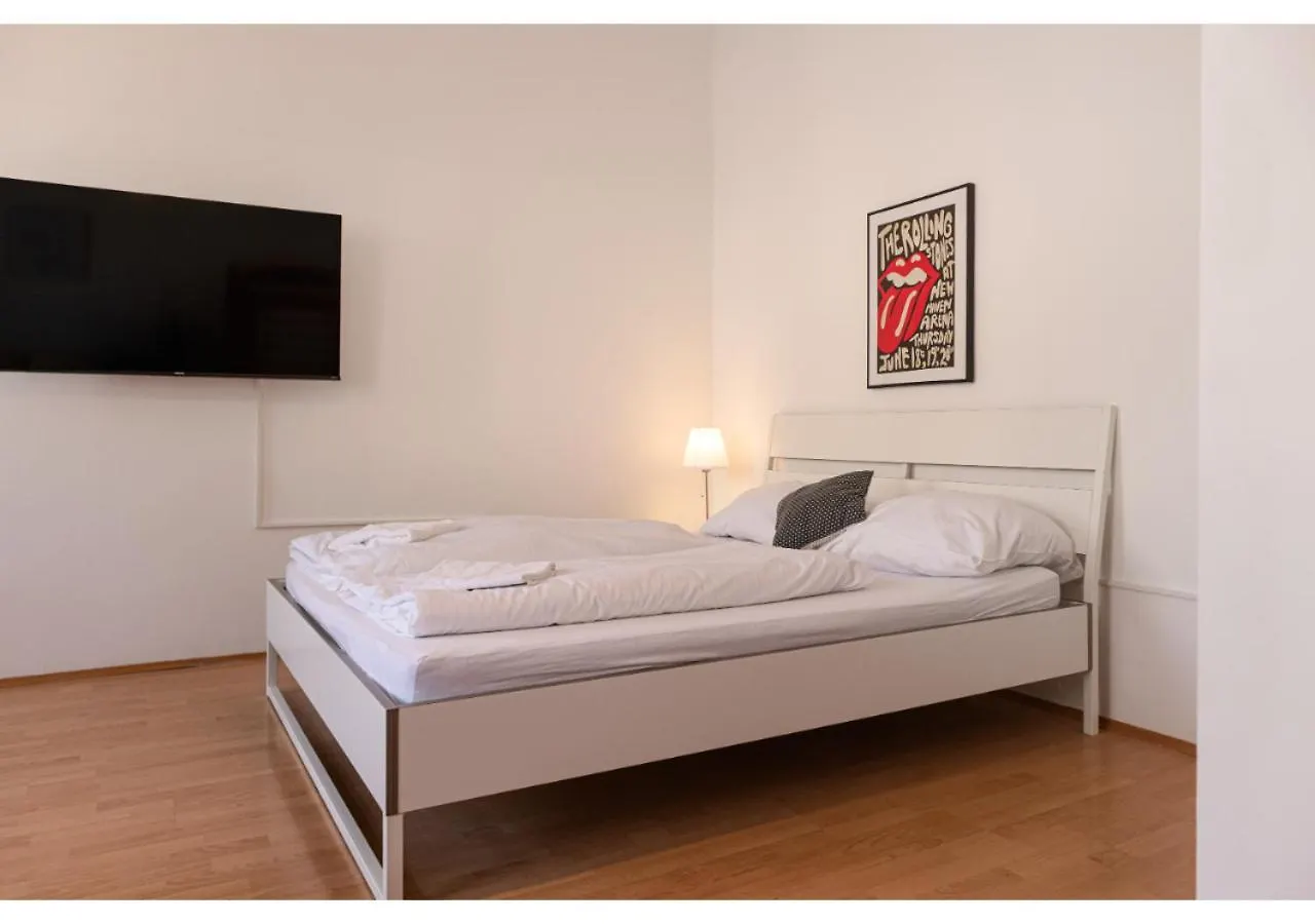 Viennese 3Br Apt. Near Wiener Stadthalle & Central 0*, Vienna Austria