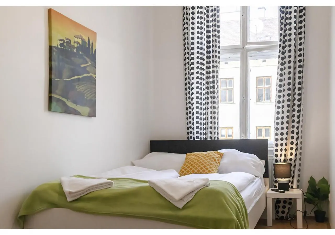 Viennese 3Br Apt. Near Wiener Stadthalle & Central 0*, Vienna