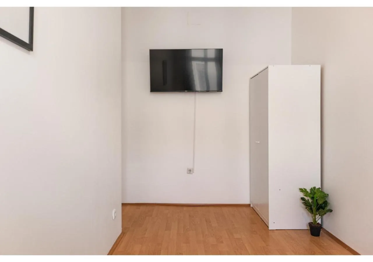 Apartment Viennese 3Br Apt. Near Wiener Stadthalle & Central Austria