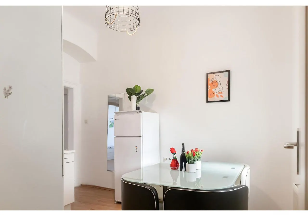 Apartment Viennese 3Br Apt. Near Wiener Stadthalle & Central Austria