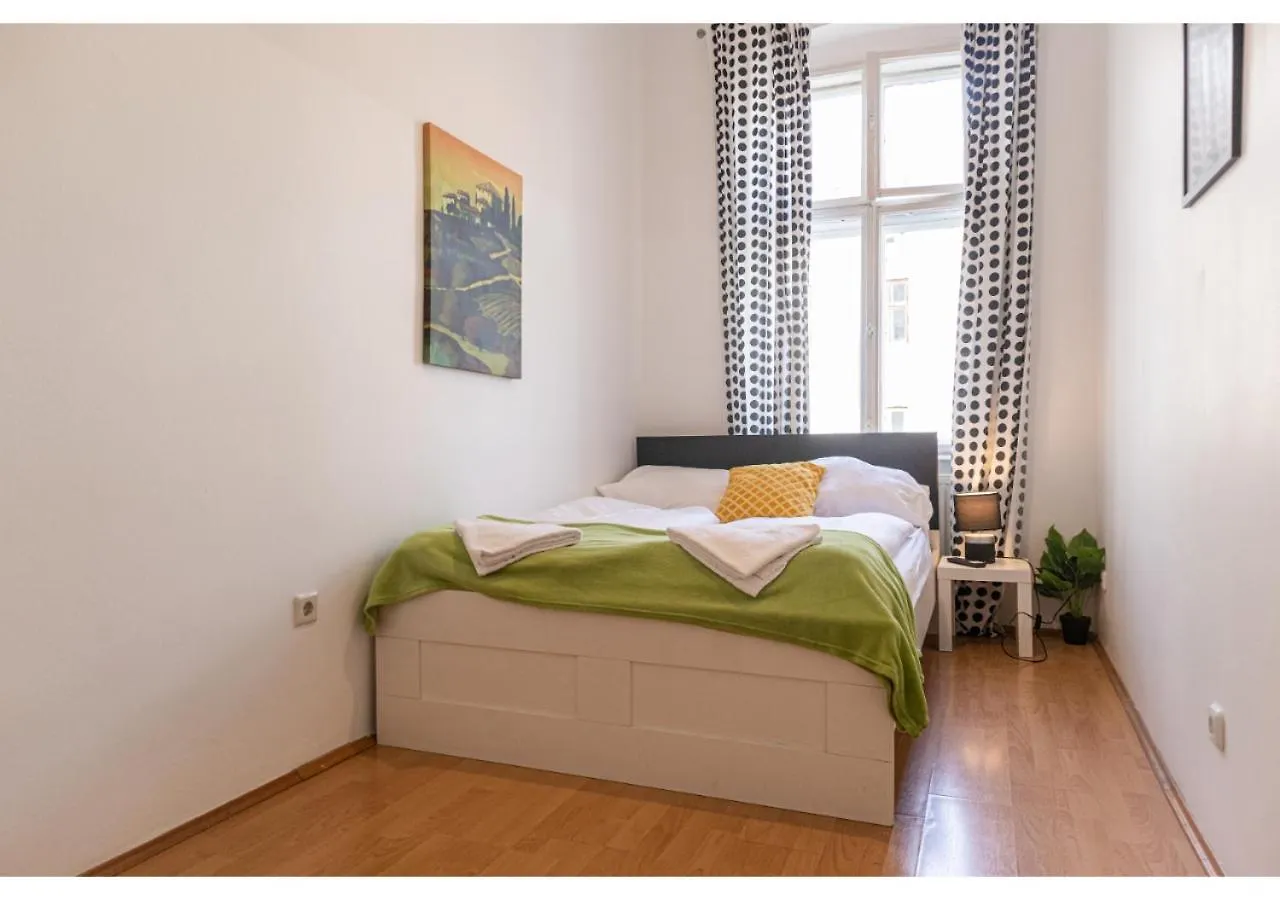 Viennese 3Br Apt. Near Wiener Stadthalle & Central Apartment