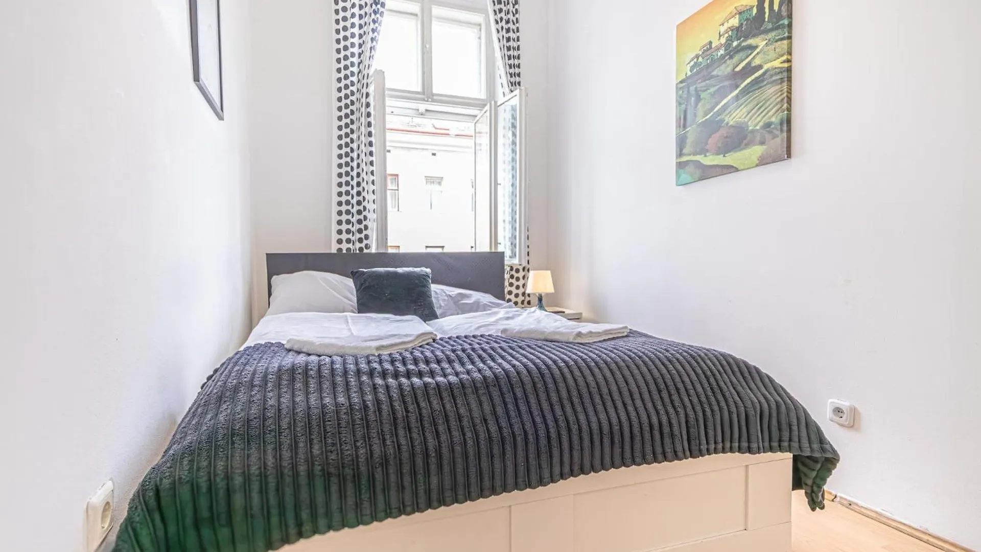 Viennese 3Br Apt. Near Wiener Stadthalle & Central Apartment