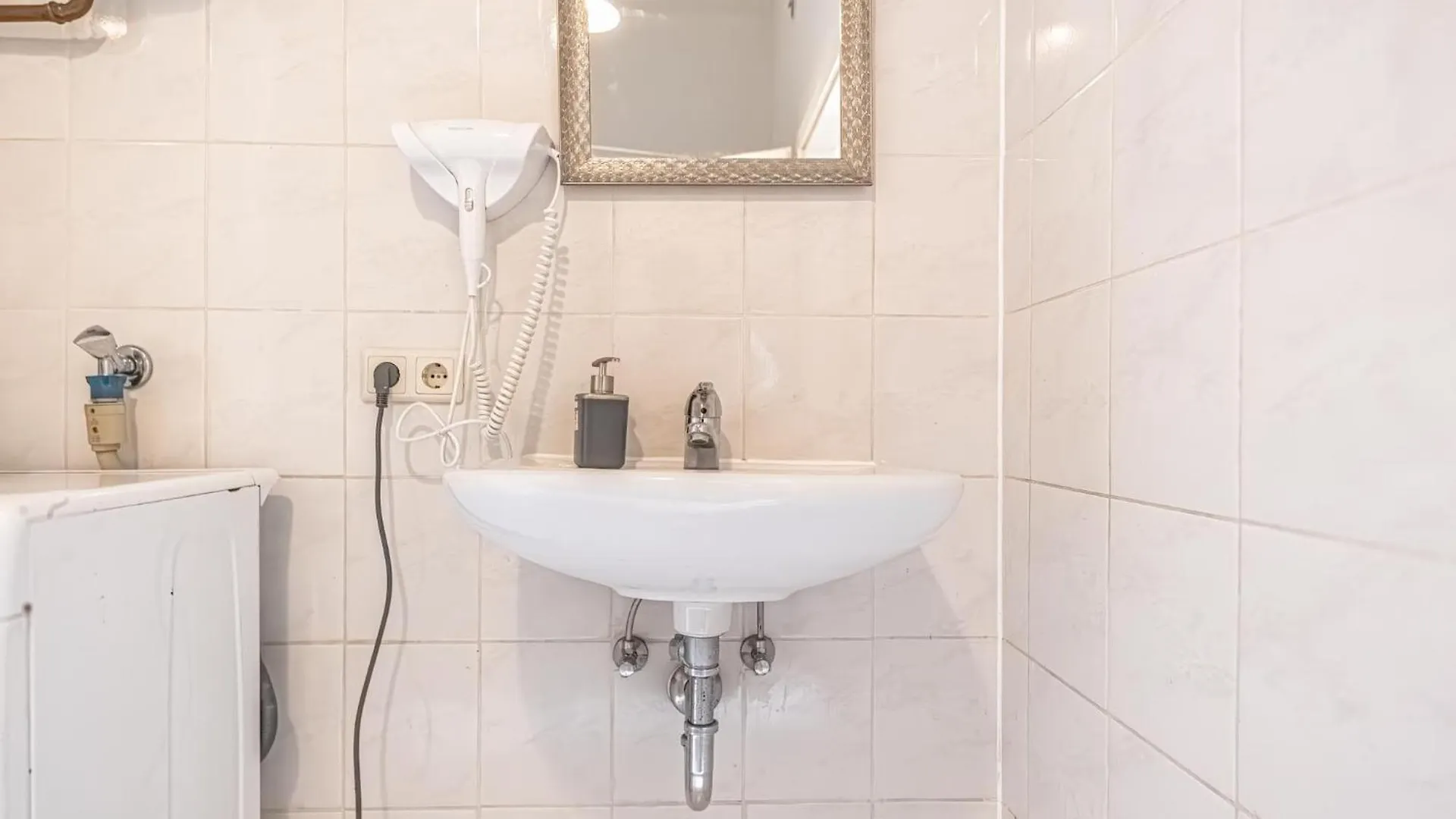 Viennese 3Br Apt. Near Wiener Stadthalle & Central Apartment Vienna